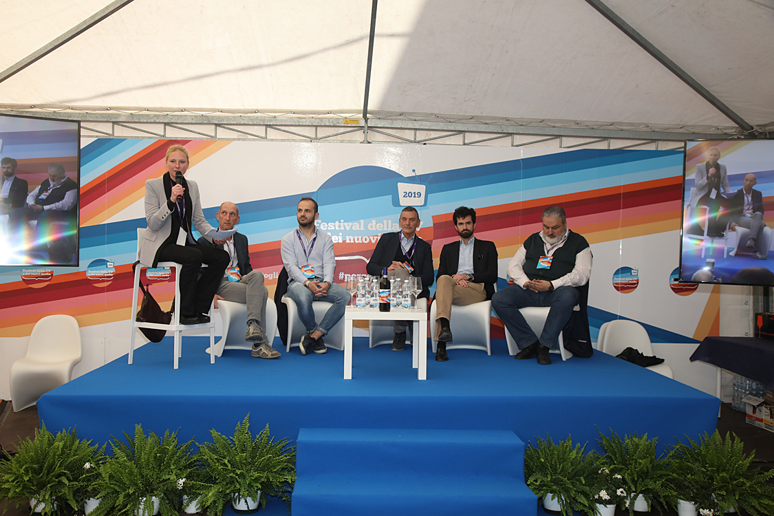 Festival della TV e dei Nuovi Media 2019_302.jpg - Come cambiare la percezione del Dolcetto nell'anno del Dolcetto, e non solo Un vino che corre il rischio di essere dimenticato nel circuito della comunicazione enoica impegnata su altri argomenti.  Come  uscire dall’impasse? Nicola Chionetti, Sara Mazzocchi, Simone Roveda con Erika Mantovan